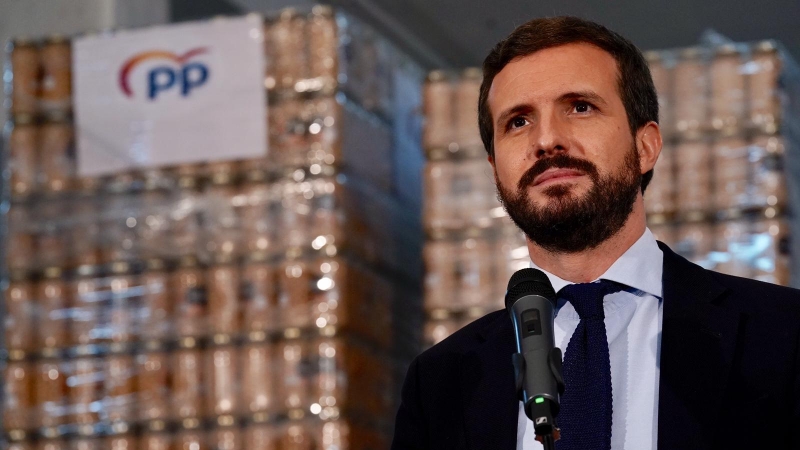 El líder del PP, Pablo Casado, durante una visita al Banco de Alimentos de Reus.