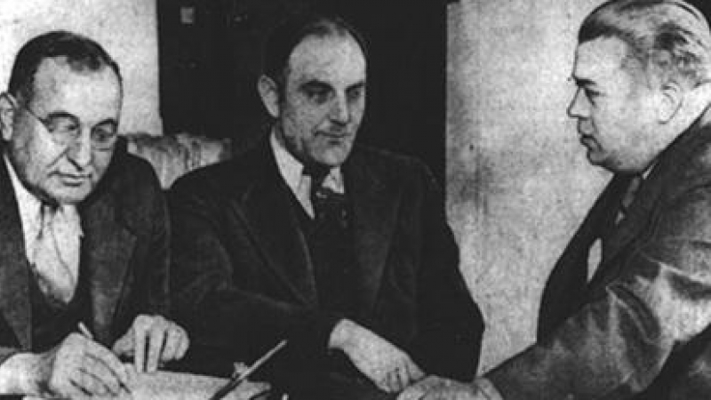 Victor Lustig (centro) interrogado tras su detención en 1935.