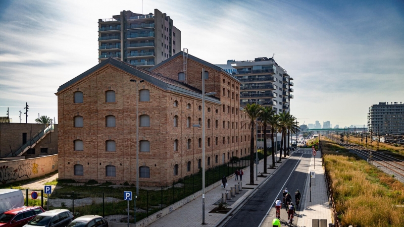 Vianants i ciclistes al voltant de la CACI, a l'avinguda Eduard Maristany.