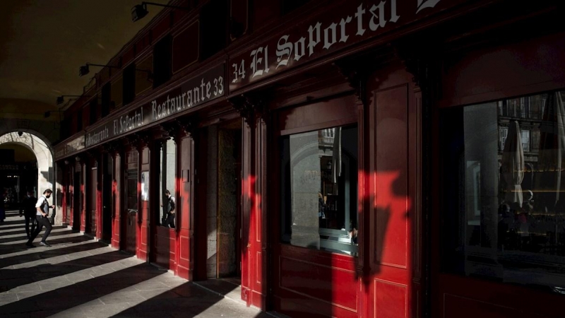 Vista de uno de los restaurantes que quedan abiertos en la Plaza Mayor de Madrid.
