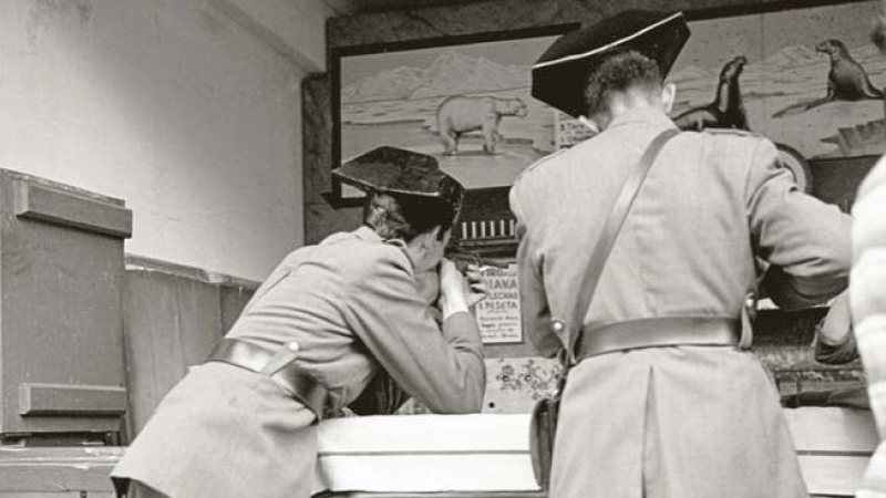 Guardias civiles de verbena. Irún, Guipuzcoa, 1958.