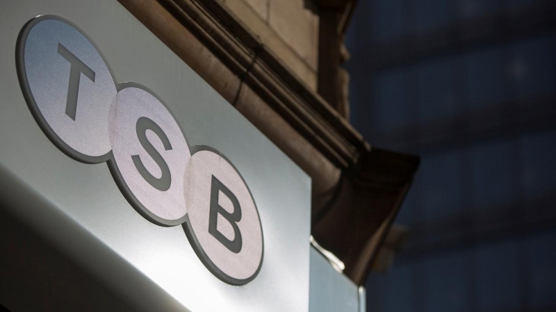 El logo del banco británico TSB en una de sus sucursales en Londres. REUTERS/Neil Hall