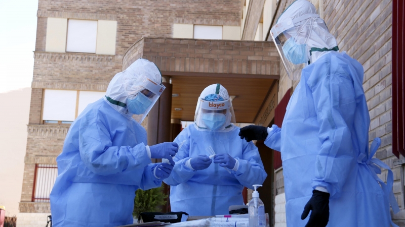 Un equipo de atención primaria de Lleida preparándose para hacer PCR en una residencia. - Laura Cortés