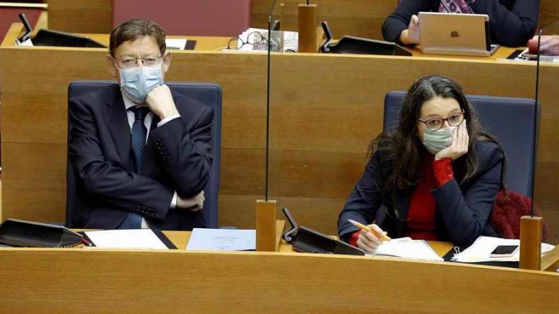 El president de la Generalitat, Ximo Puig, y la vicepresidenta Mónica Oltra, durante el pleno de Les Corts en el que el president ha respondido a las preguntas de los grupos parlamentarios. Puig ha afirmado este jueves sobre la cogobernanza en el Consell