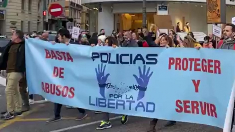 Policías se manifiestan en Valencia contra la 'imposición de las mascarillas'