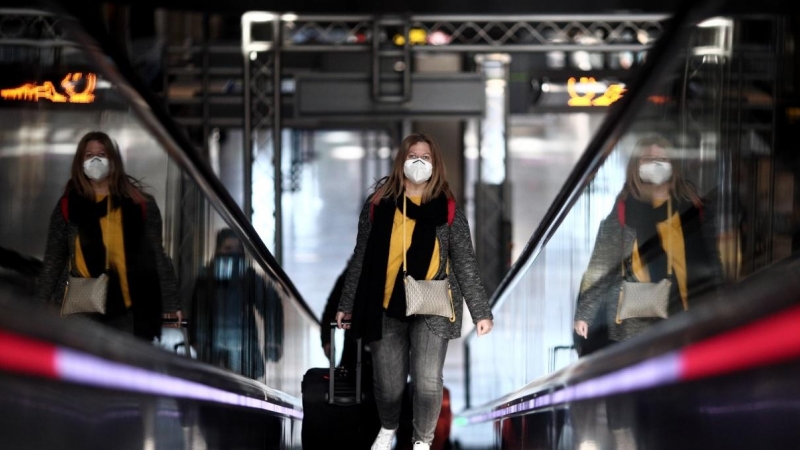 Una pasajera con maleta en la terminal T4 del Aeropuerto de Madrid-Barajas Adolfo Suárez, en Madrid (España), a 23 de noviembre de 2020.