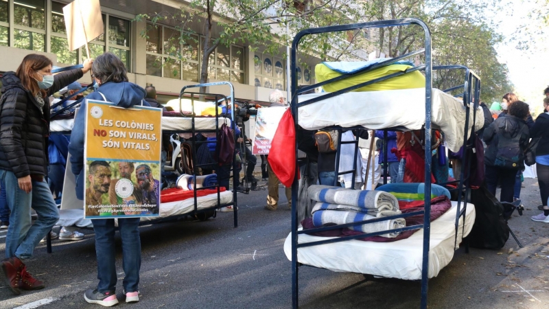 La protesta del sector del lleure educatiu davant la seu de la Direcció General de la Joventut.