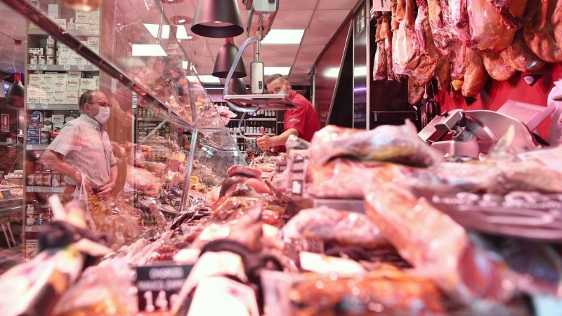 Un hombre comprando en la carnicería de un supermercado en Madrid. E.P.