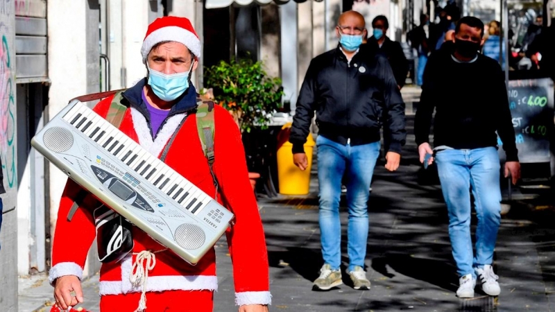Un hombre disfrazado de Papá Noel en una calle de Nápoles.