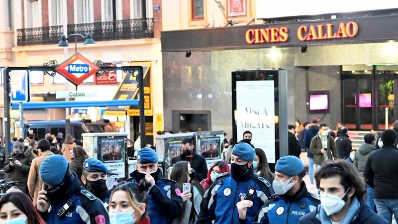 Varios policías municipales patrullan la plaza del Callao de Madrid, este domingo
