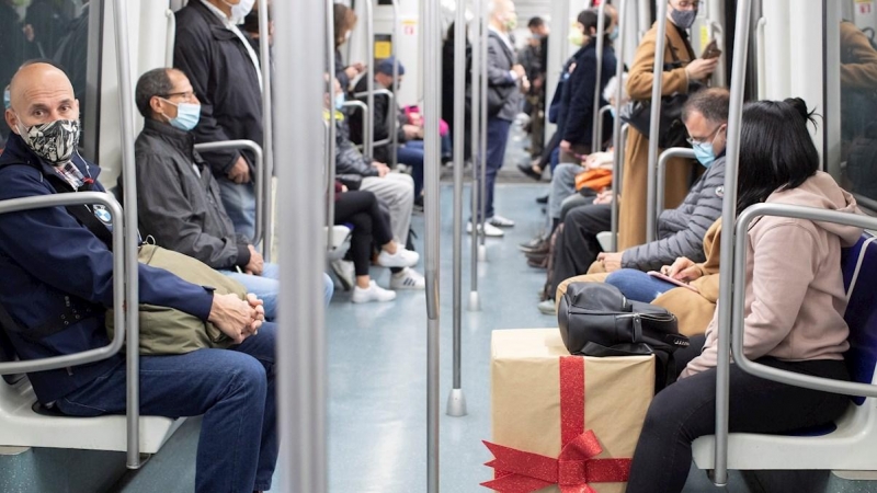 Viajeros en el metro de Barcelona este lunes