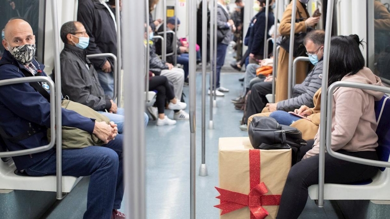 Viajeros en el metro de Barcelona este lunes