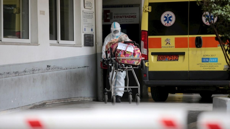 Sanitarios trasladan a un paciente en Atenas.