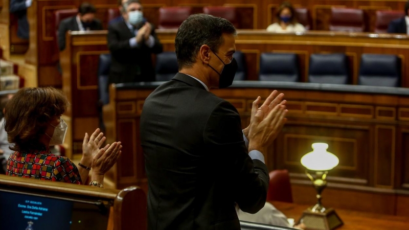 El presidente del Gobierno, Pedro Sánchez, aplaude desde su escaño el debate de totalidad del Proyecto de Presupuestos Generales del Estado para el año 2021, en el Congreso de los Diputados. E.P./R.Rubio.POOL