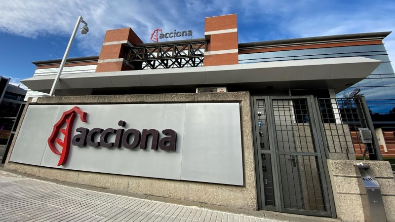 Puerta principal del edificio de la sede de Acciona en Madrid. E.P./Eduardo Parra