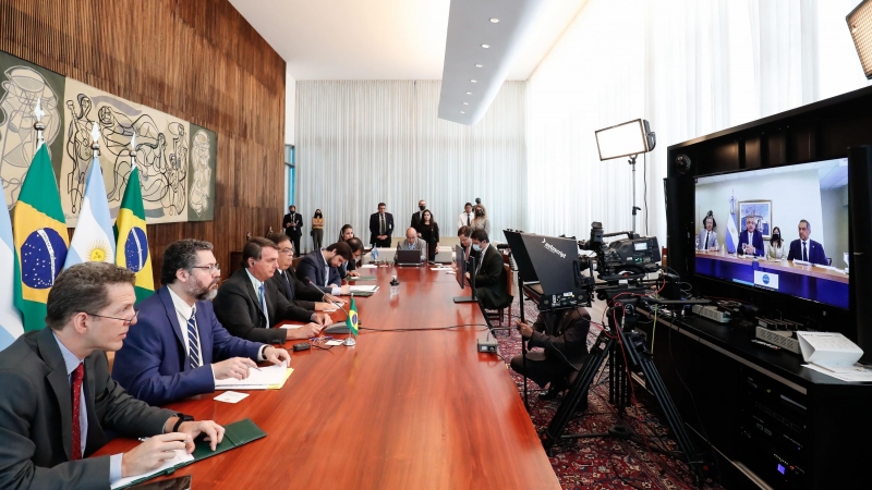 El presidente brasileño, Jair Bolsonaro, escuchando a Alberto Fernández en la videoconferencia de este lunes.