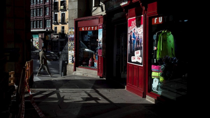 Tienda de souvenirs vacía en la Plaza Mayor de Madrid. Sin turistas, la plaza sufre las consecuencias de la crisis derivada de la pandemia.