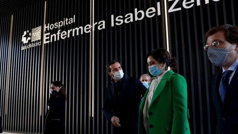 La secretaria de Estado de Sanidad, Silvia Calzón (i); el presidente del Partido Popular, Pablo Casado (2i); la presidenta de la Comunidad de Madrid, Isabel Díaz Ayuso (2d); el alcalde de Madrid José Luis Martínez Almeida (d) y el consejero de Sanidad de