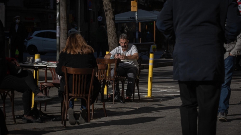 Un home pren un cafè en una terrassa durant el primer dia de l'inici del primer tram de la desescalada de la segona onada de coronavirus a Barcelona.