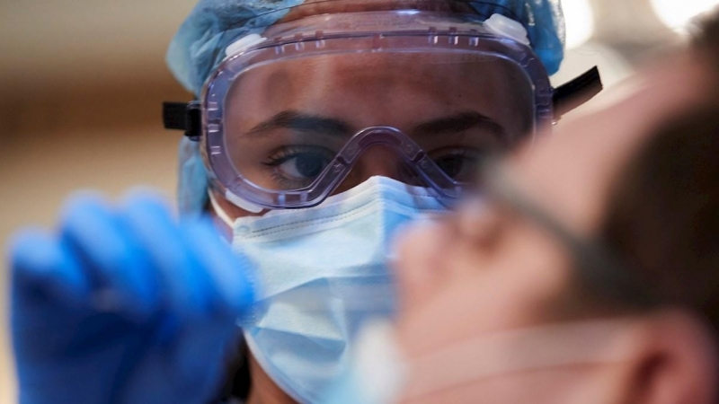 Una sanitaria realiza un test serológico en el dispositivo de cribado masivo que se ha instalado en el Recinto Modernista de Sant Pau de Barcelona.