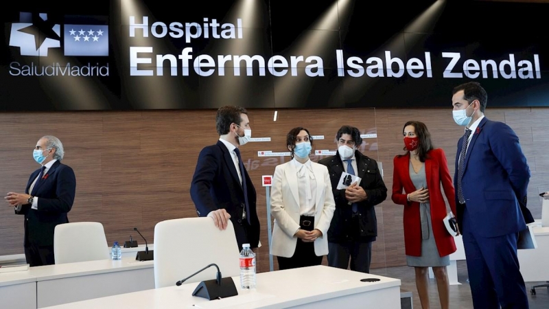 La presidenta de la Comunidad de Madrid, Isabel Díaz Ayuso, rodeada de Pablo Casado e Ignacio Aguado en la inauguración del nuevo hospital de emergencias.