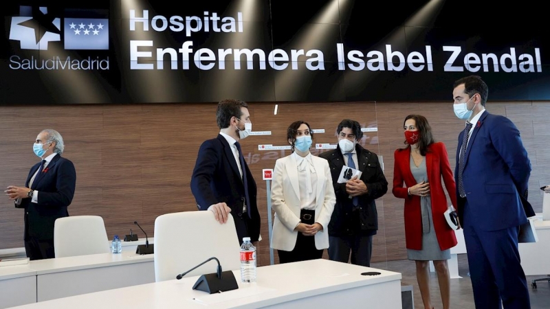 La presidenta de la Comunidad de Madrid, Isabel Díaz Ayuso, rodeada de Pablo Casado e Ignacio Aguado en la inauguración del nuevo hospital de emergencias.