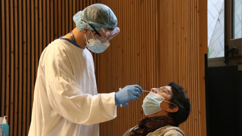 Una dona fent-se una prova amb test d'antígens al cribratge al recinte modernista de l'hospital Sant Pau de Barcelona.