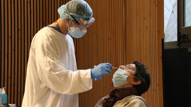 Una dona fent-se una prova amb test d'antígens al cribratge al recinte modernista de l'hospital Sant Pau de Barcelona.