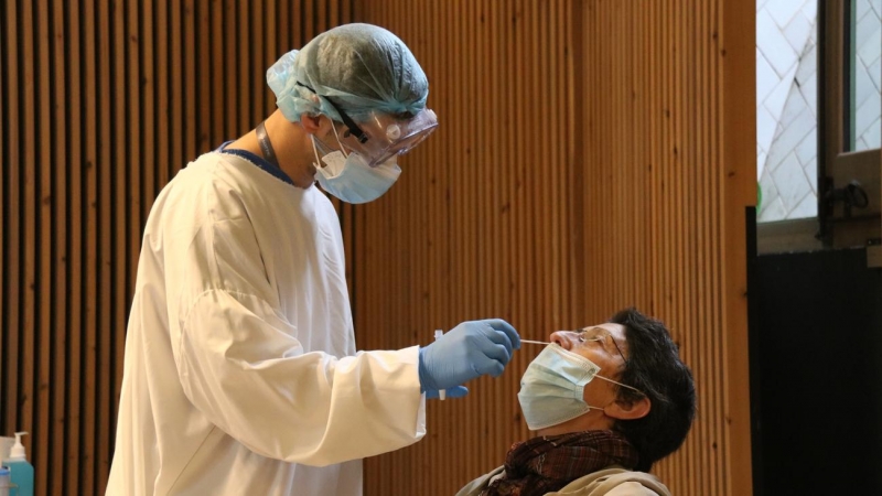 Una dona fent-se una prova amb test d'antígens al cribratge al recinte modernista de l'hospital Sant Pau de Barcelona.