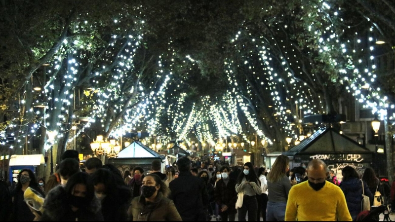 La Rambla de Barcelona, amb l'enllumenat de Nadal encès.