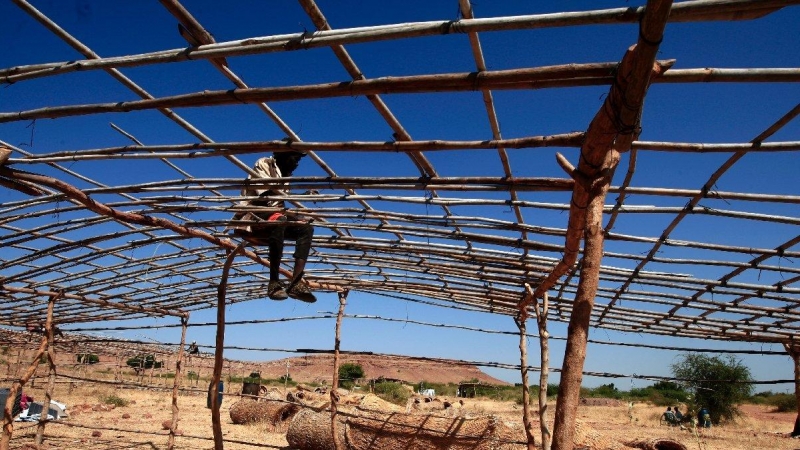 Una choza en construcción para refugiados etíopes en el campo de Um Raquba, Sudán, el 15 de noviembre de 2020 © AFP Ebrahim Hamid