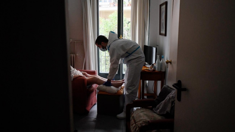 Un terapeuta atiende a una mujer en una residencia de Madrid.