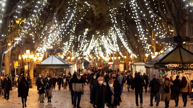 Barcelona ha dado este jueves la bienvenida a la campaña navideña con un espectáculo dirigido por Sol Picó llevado a cabo en la plaza del Born previo paso al encendido del alumbrado, al que este año se han destinado un 65 % más de recursos.