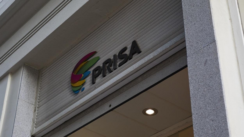 El logo del Grupo Prisa enla entrada de su sede en la Gran Vía de Madrid. E.P./Jesús Hellín