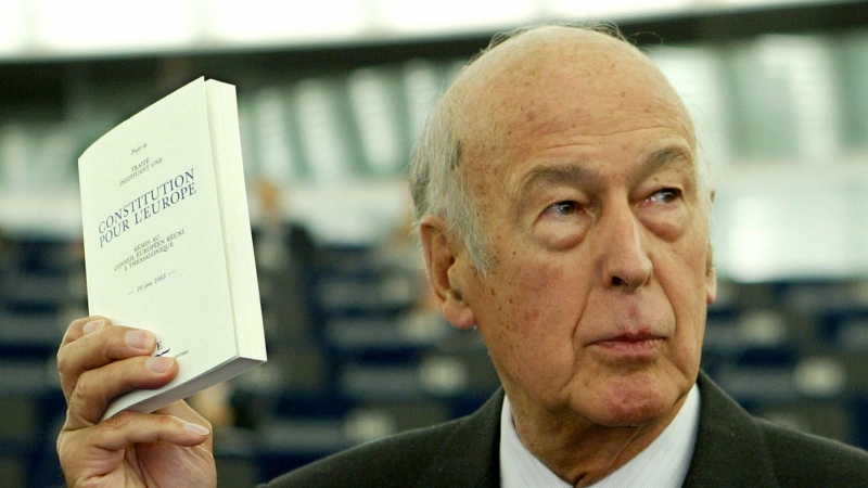 Valery Giscard d'Estaing sosteniendo un ejemplar de la Constitución Europea en Estrasburgo en 2003.