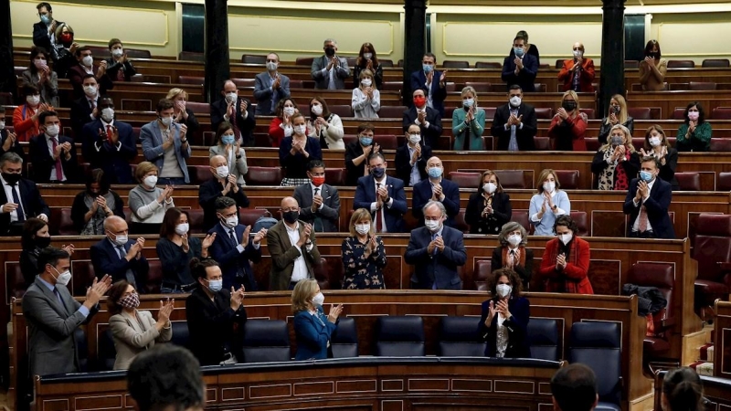 03/12/2020.- La ministra de Hacienda, María Jesús Montero, aplaudida en el Congreso este jueves en el que la Cámara Baja ha aprobado con amplia mayoría el proyecto de Ley de Presupuestos Generales del Estado de 2021 tras conseguir el apoyo de 11 partidos