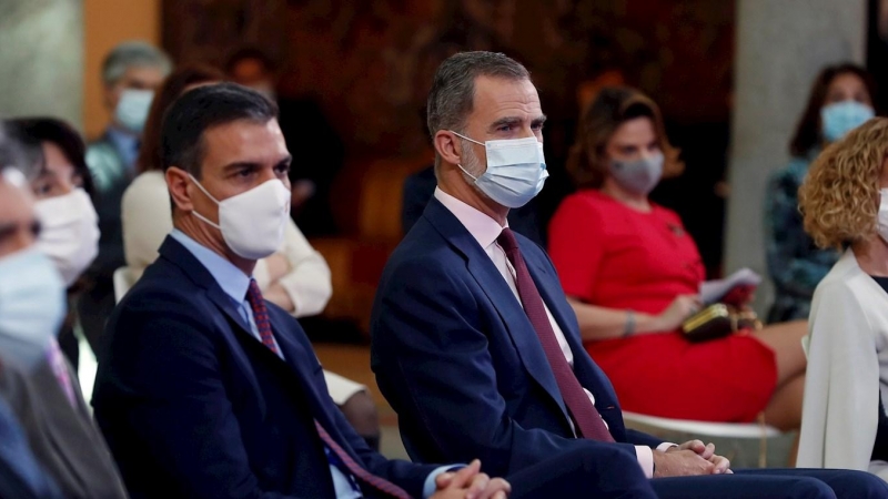 El rey Felipe VI (d) y el presidente del Gobierno, Pedro Sánchez (i).