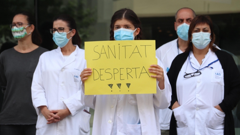 Una infermera amb una pancarta defensant la salut pública durant una mobilització davant la Delegació de la Generalitat a Girona.