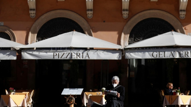 Una mujer lee sentada en la Piazza Navona de Roma, Italia