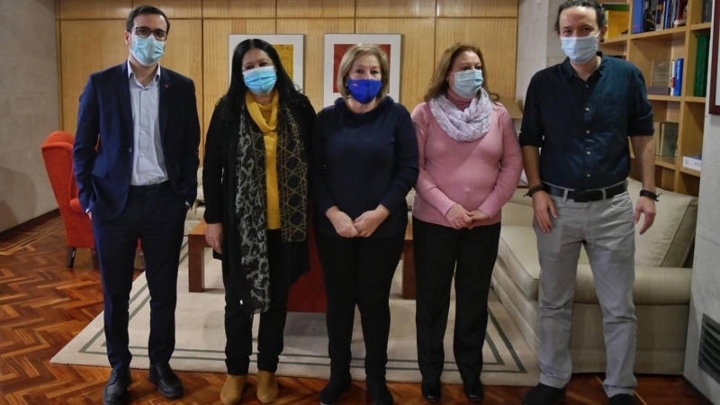 Pablo Iglesias y Alberto Garzón con las hermanas de García Caparrós.