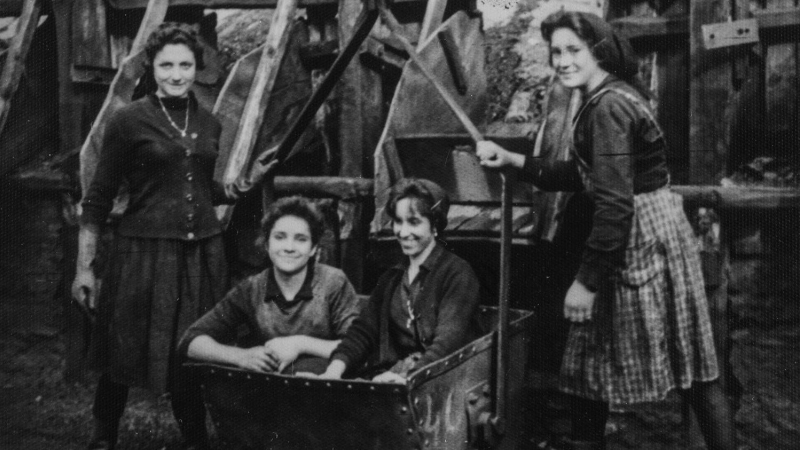 Aurora Suárez y otras mujeres mineras, en la línea de baldes, en Almagarinos.