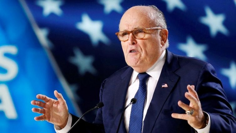 El abogado de Trump, Rudy Giuliani, vuelve a ser tendencia por un pedo en plena comparecencia