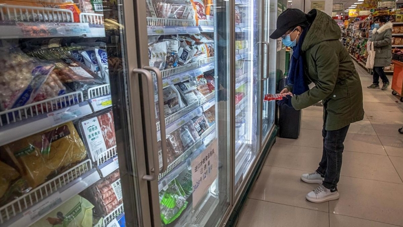 Una mujer en un supermercado de Pekín.