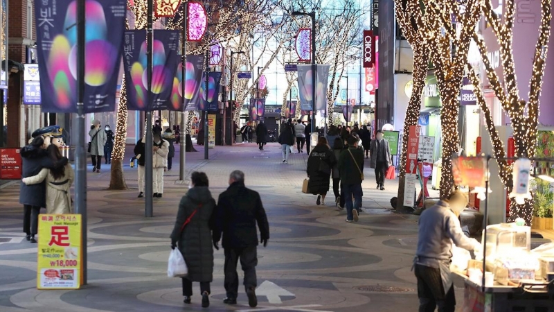 Una calle en Myeongdong, un popular y turístico distrito de Seúl.