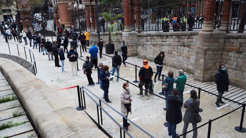 Numerosos ciudadanos esperaban este martes para entrar en el dispositivo de cribado masivo que se ha instalado en el Recinto Modernista de Sant Pau de Barcelona.