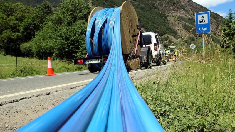 Desplegament de cable de fibra òptica a Llavorsí, al Pallars Sobirà.