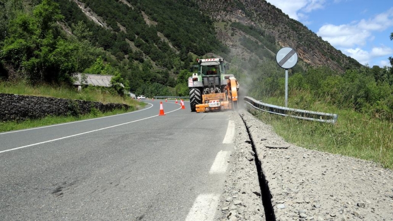 Una rasa per a cablejat a la carretera de Llavorsí.