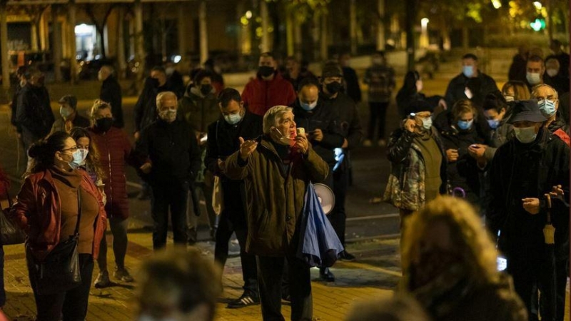 Félix López Rey, el pasado jueves, en una manifestación para reclamar más alumbrado en Orcasitas (Madrid).