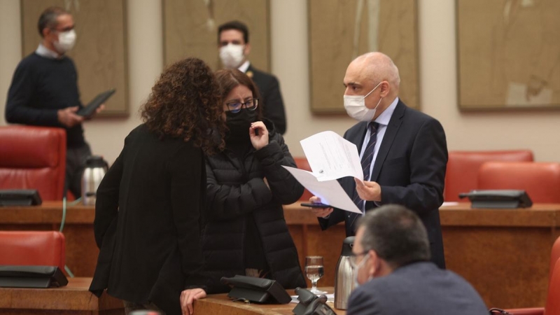 30/11/2020.- El secretario general del Grupo Socialista en el Congreso, Rafael Simancas, y la portavoz del PSOE en el Congreso, Adriana Lastra (c), charlan durante una Junta de Portavoces en la Cámara Baja.