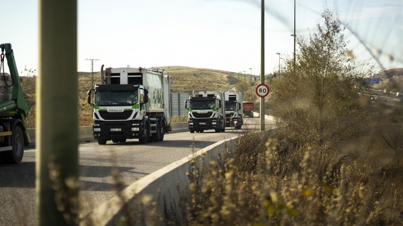 Los camiones de basura, rumbo al vertedero de Valdecarros para descargar los residuos.